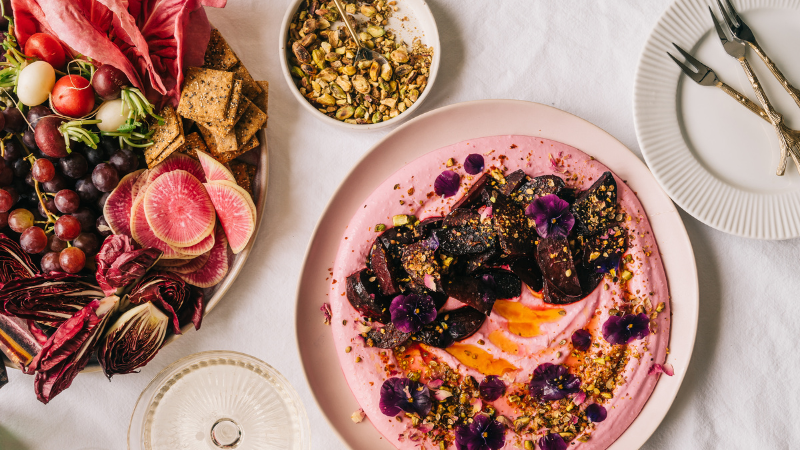 Pinker veganer Feta-Dip mit saisonaler Rohkostplatte | Tupperware Rezepte